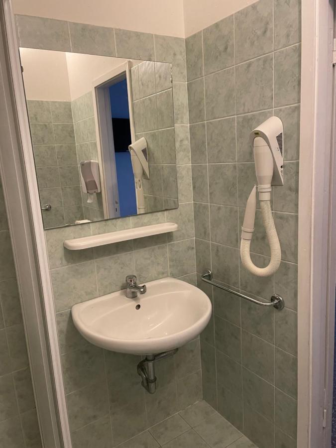 Camera Matrimoniale/Doppia con Letti Singoli con Bagno